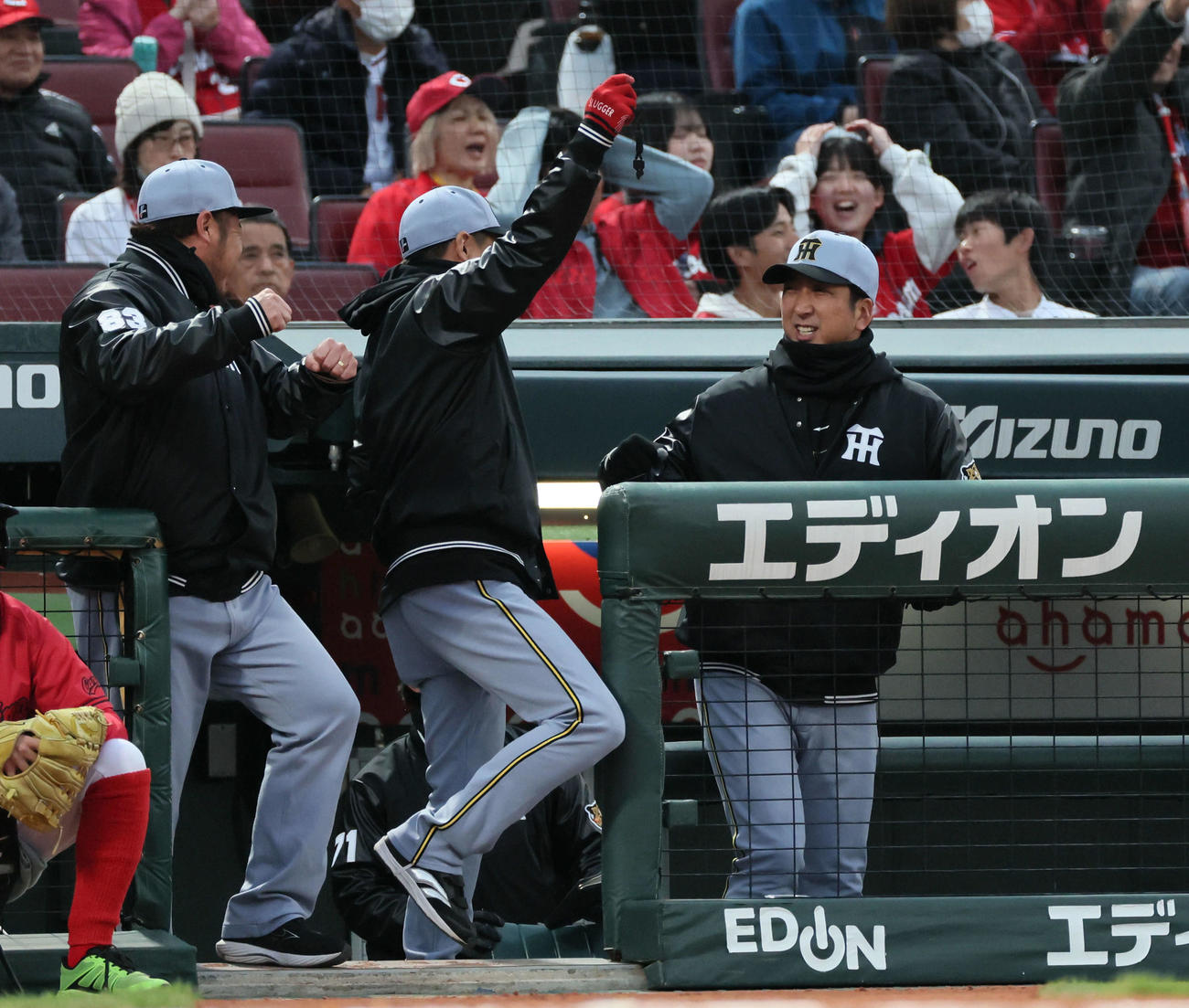 広島対阪神　1回表阪神1死一塁、佐藤輝の先制2点本塁打に喜ぶ藤川監督（右）ら（撮影・加藤孝規）
