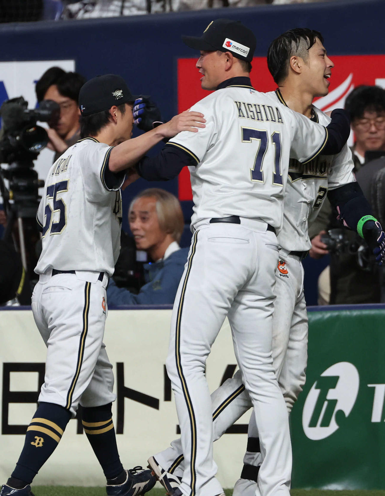オリックス対楽天　9回裏オリックス2死二塁、サヨナラ打を放った若月（右）を出迎える岸田監督（撮影・西尾就之）