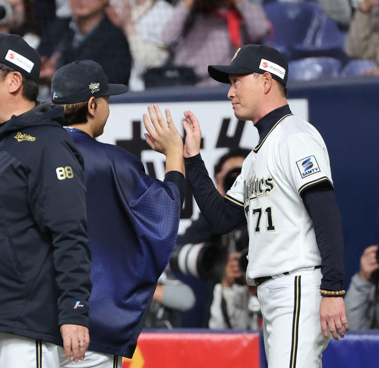 オリックス対楽天　サヨナラ勝ちを収めたオリックス岸田監督は好投の宮城を出迎える（撮影・西尾就之）