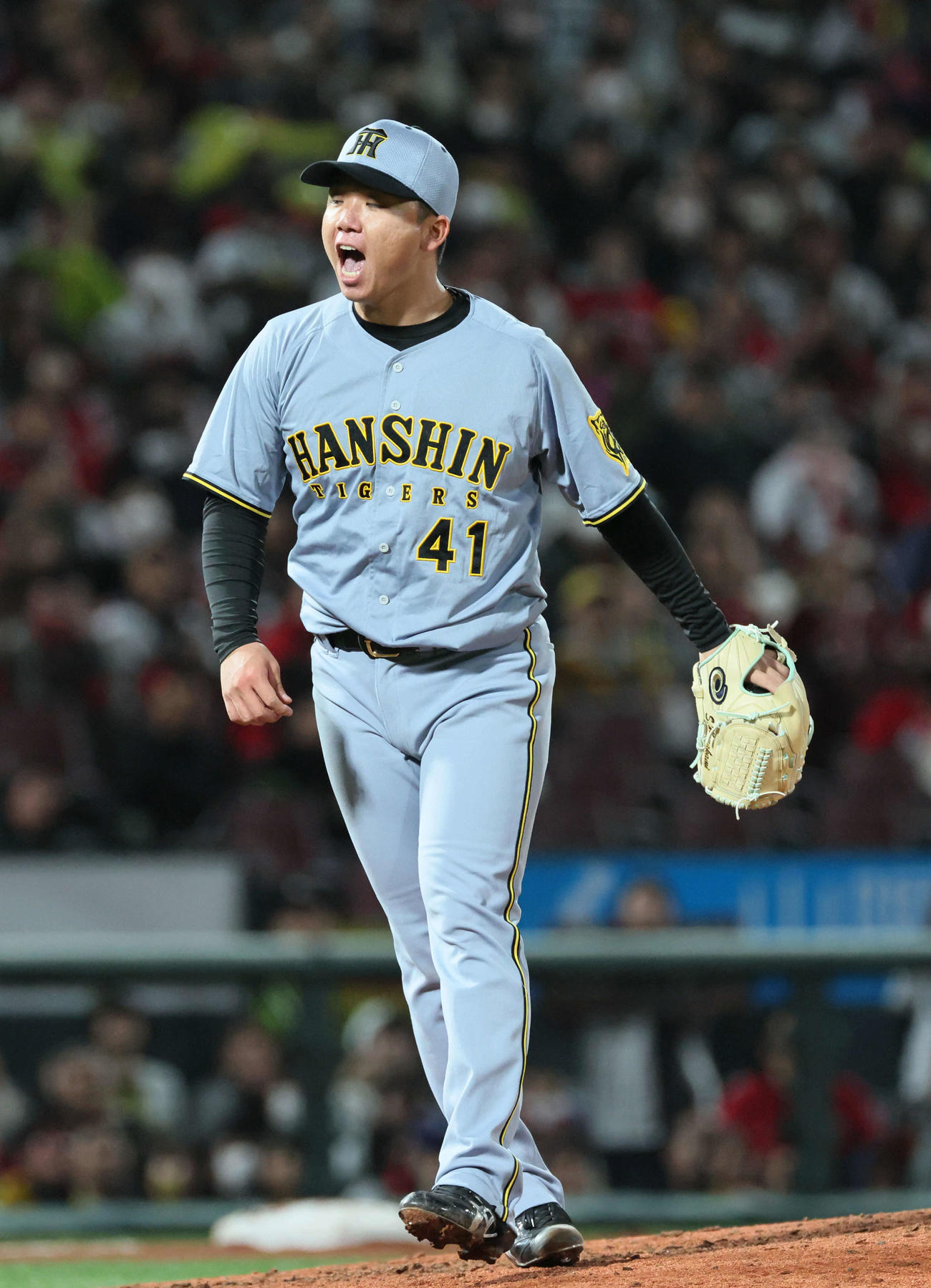 広島対阪神　9回裏1死一、三塁、モンテロをセカンドフライに打ち取り、ほえる村上（撮影・加藤孝規）