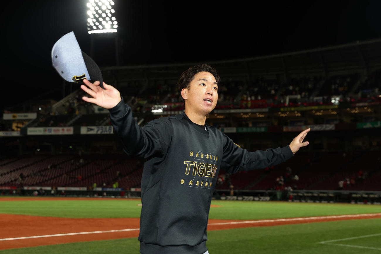 広島対阪神　広島との開幕戦に勝利し、ファンの声援に手を振って応える村上（撮影・前田充）