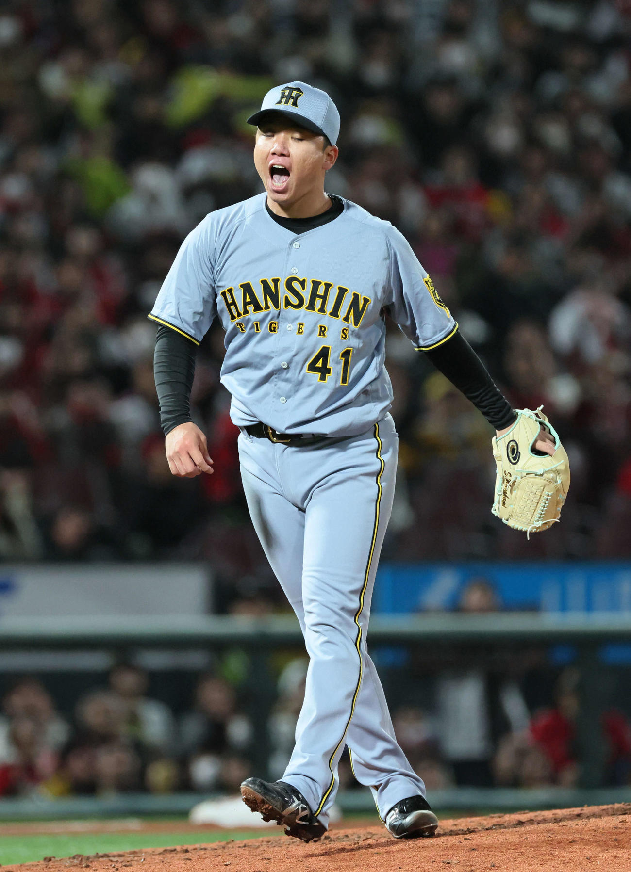 広島対阪神　9回裏1死一、三塁、モンテロをセカンドフライに打ち取り、ほえる村上（撮影・加藤孝規）