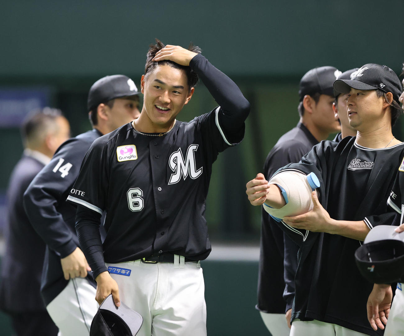 ソフトバンク対ロッテ　ソフトバンクに快勝したロッテ、西川は笑顔を見せる（撮影・梅根麻紀）