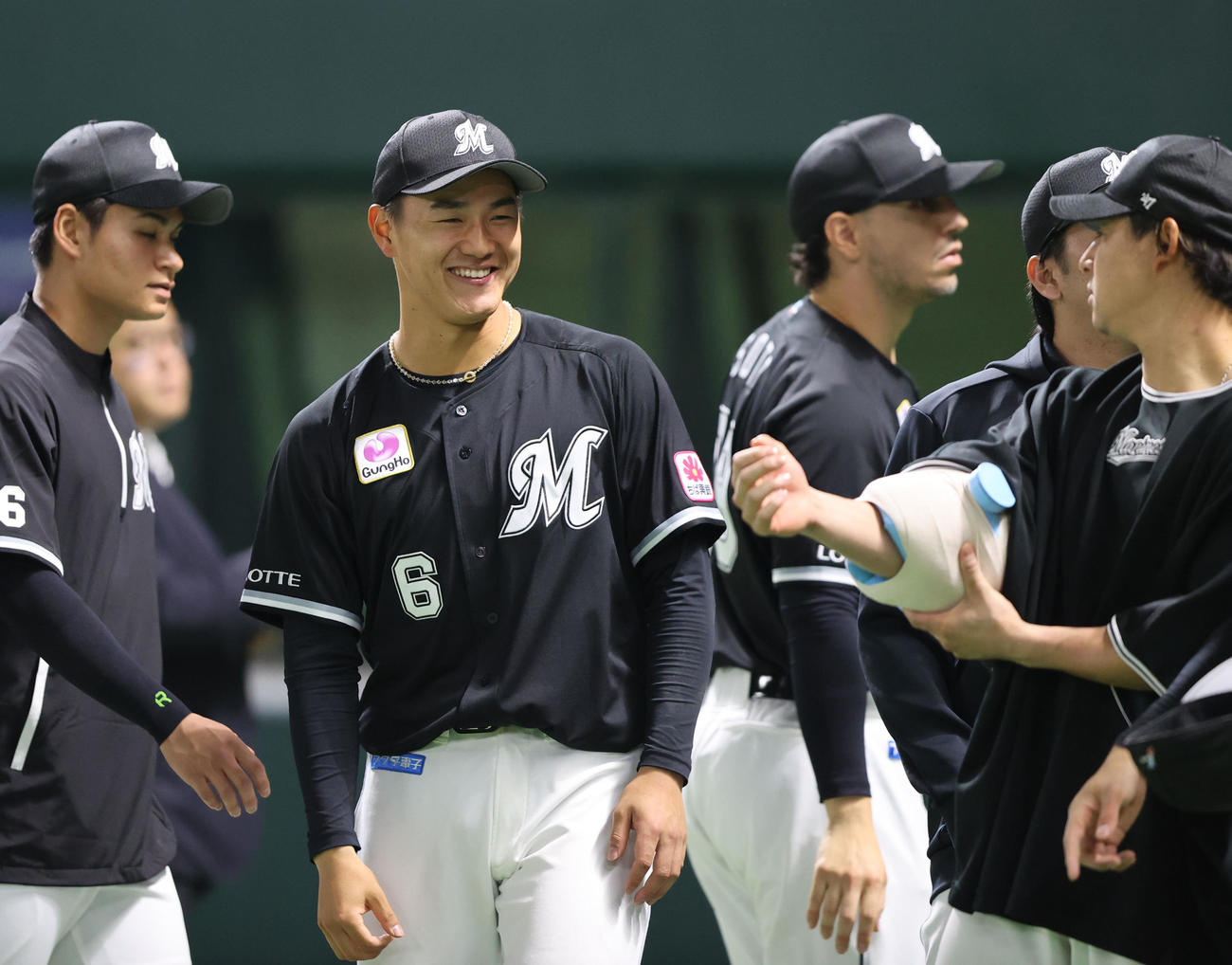 ソフトバンク対ロッテ　ソフトバンクに快勝したロッテ、西川は笑顔を見せる（撮影・梅根麻紀）