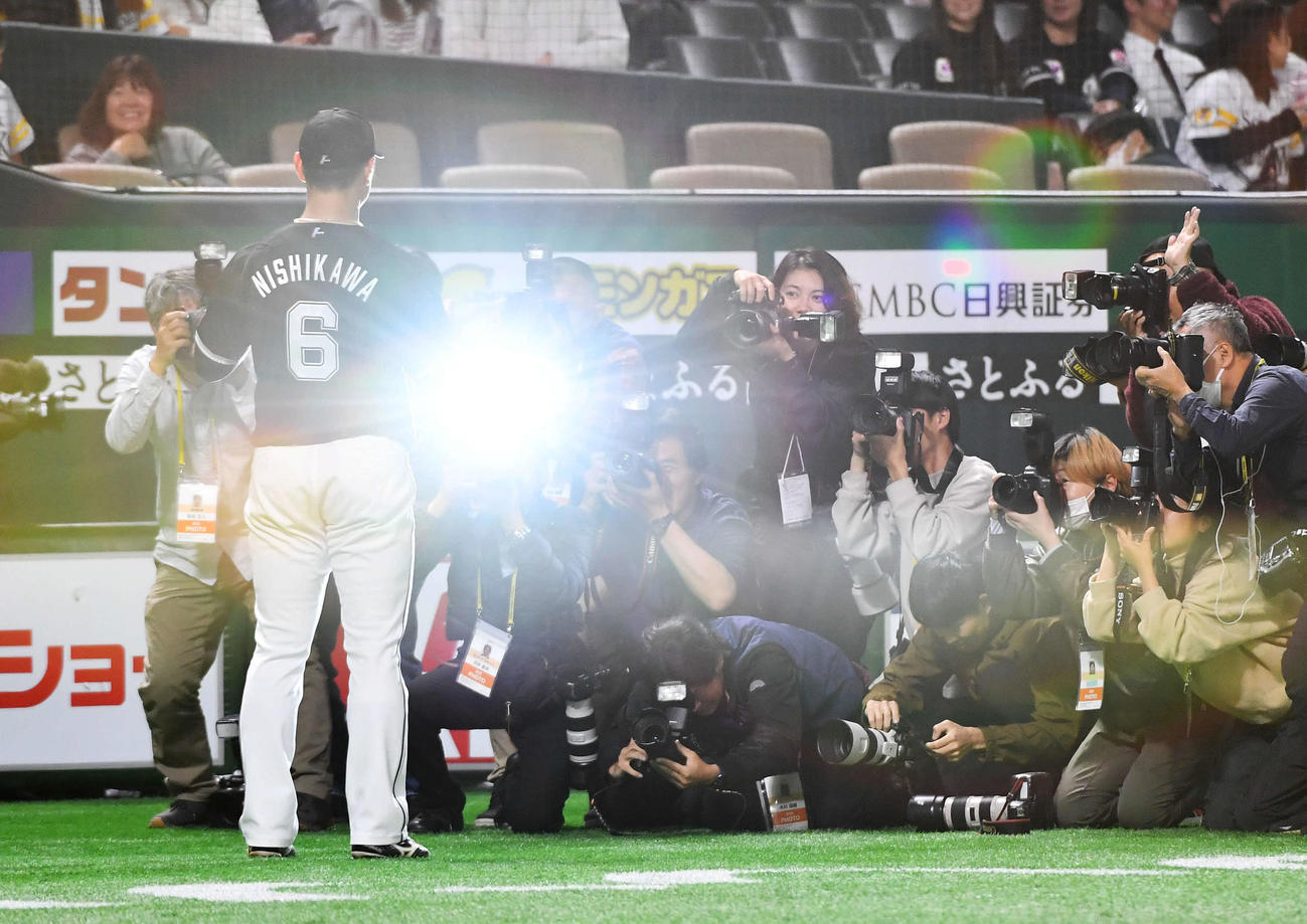 ソフトバンク対ロッテ　開幕戦でソフトバンクに勝利し記念球と写真に納まるロッテ西川（撮影・岩下翔太）