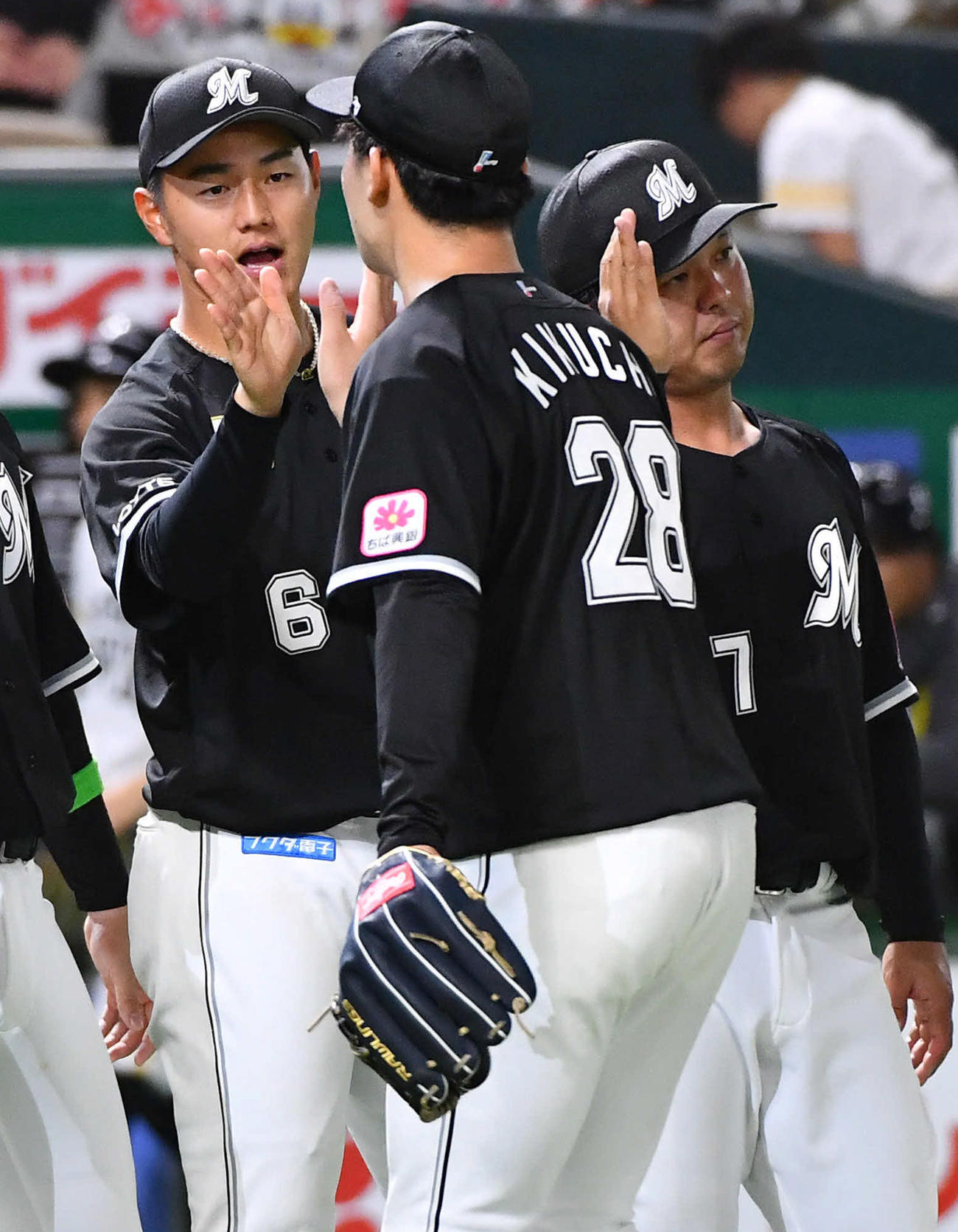 ソフトバンク対ロッテ　開幕戦でソフトバンクに勝利し、ロッテ菊地（右）らナインとハイタッチする西川（撮影・岩下翔太）