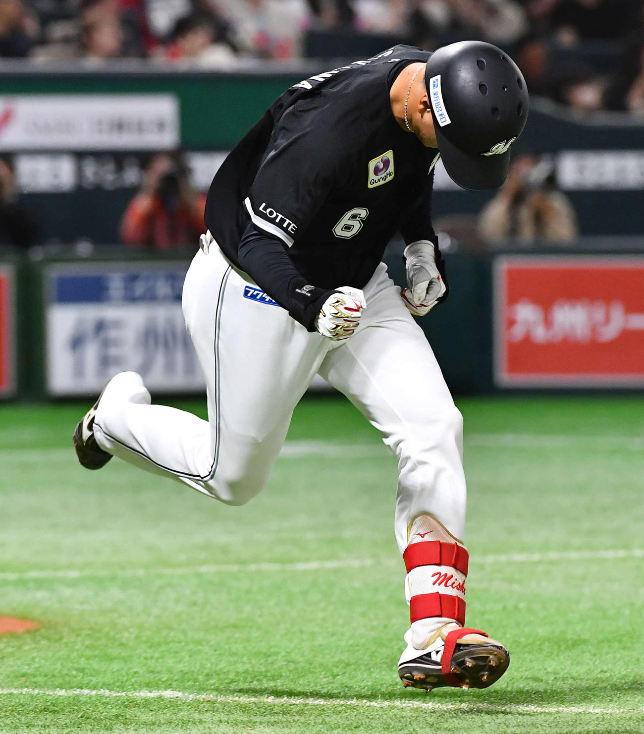 ソフトバンク対ロッテ　6回表ロッテ無死一、三塁、勝ち越しの左前適時打を放ち、ガッツポーズしながら走る西川（撮影・岩下翔太）