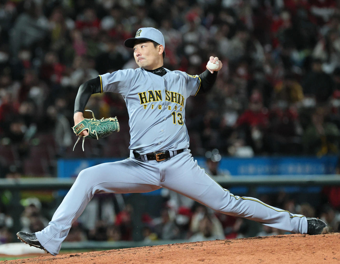 広島対阪神　9回裏2死一、三塁、阪神2番手の岩崎（撮影・加藤孝規）