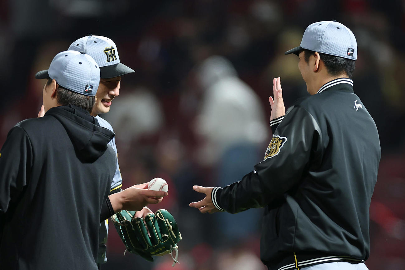 広島対阪神　広島に勝利し、阪神藤川監督（右）にウイニングボールを渡す岩崎（撮影・前田充）