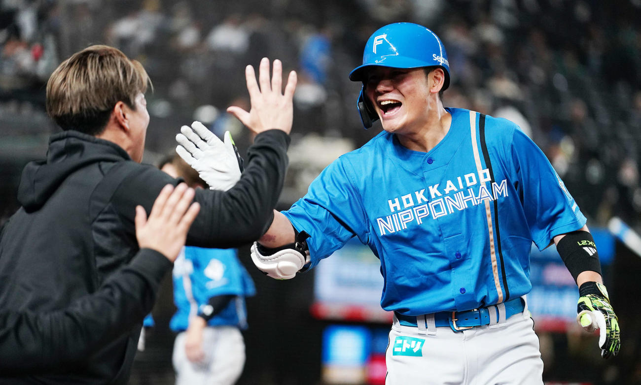 西武対日本ハム　7回表日本ハム無死、右越え本塁打を放ちナインとタッチを交わす清宮（撮影・横山健太）