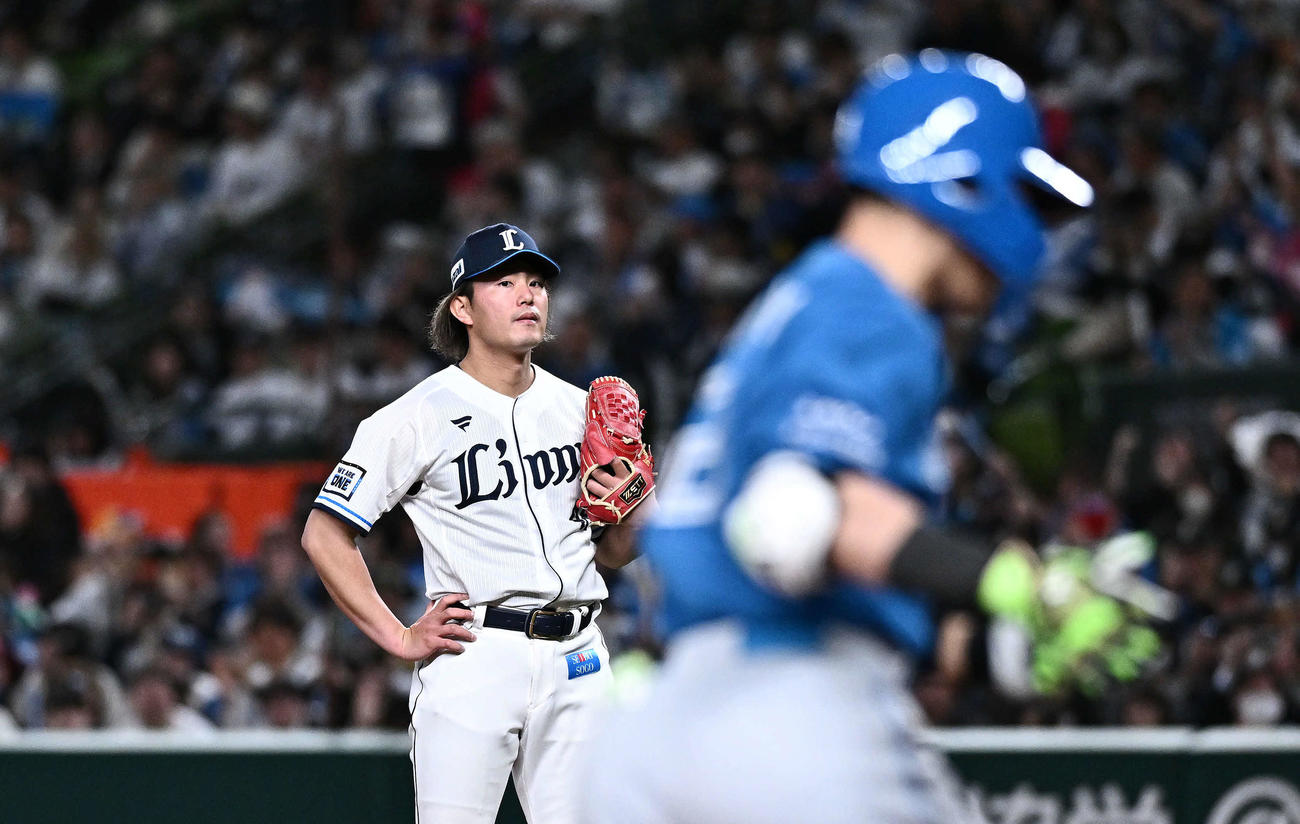 西武対日本ハム　7回表日本ハム無死、清宮幸（手前）に先制ソロ本塁打を許す今井（撮影・滝沢徹郎）