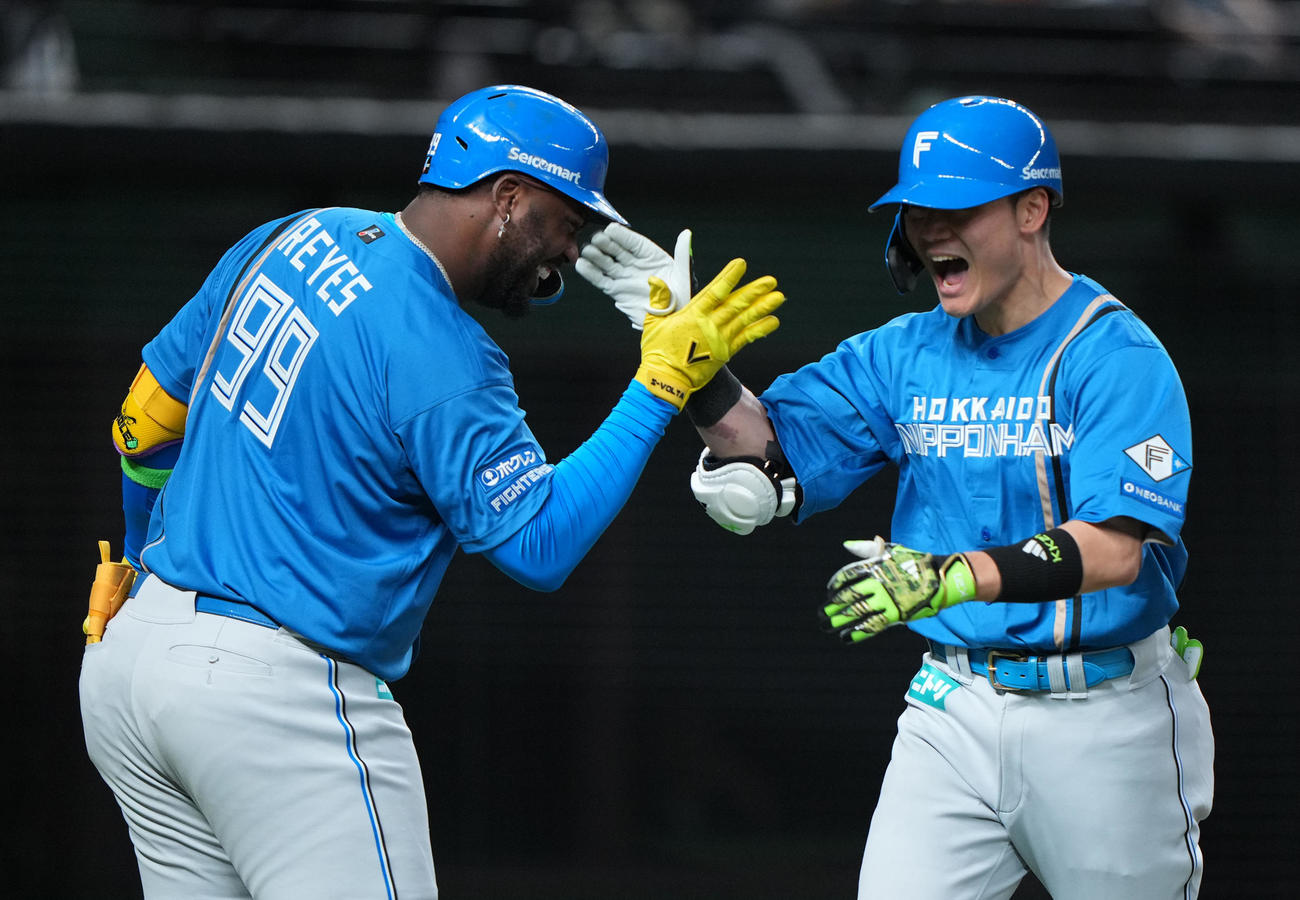 西武対日本ハム　7回表日本ハム無死、右越え本塁打を放ちレイエス（左）とタッチを交わす清宮（撮影・横山健太）