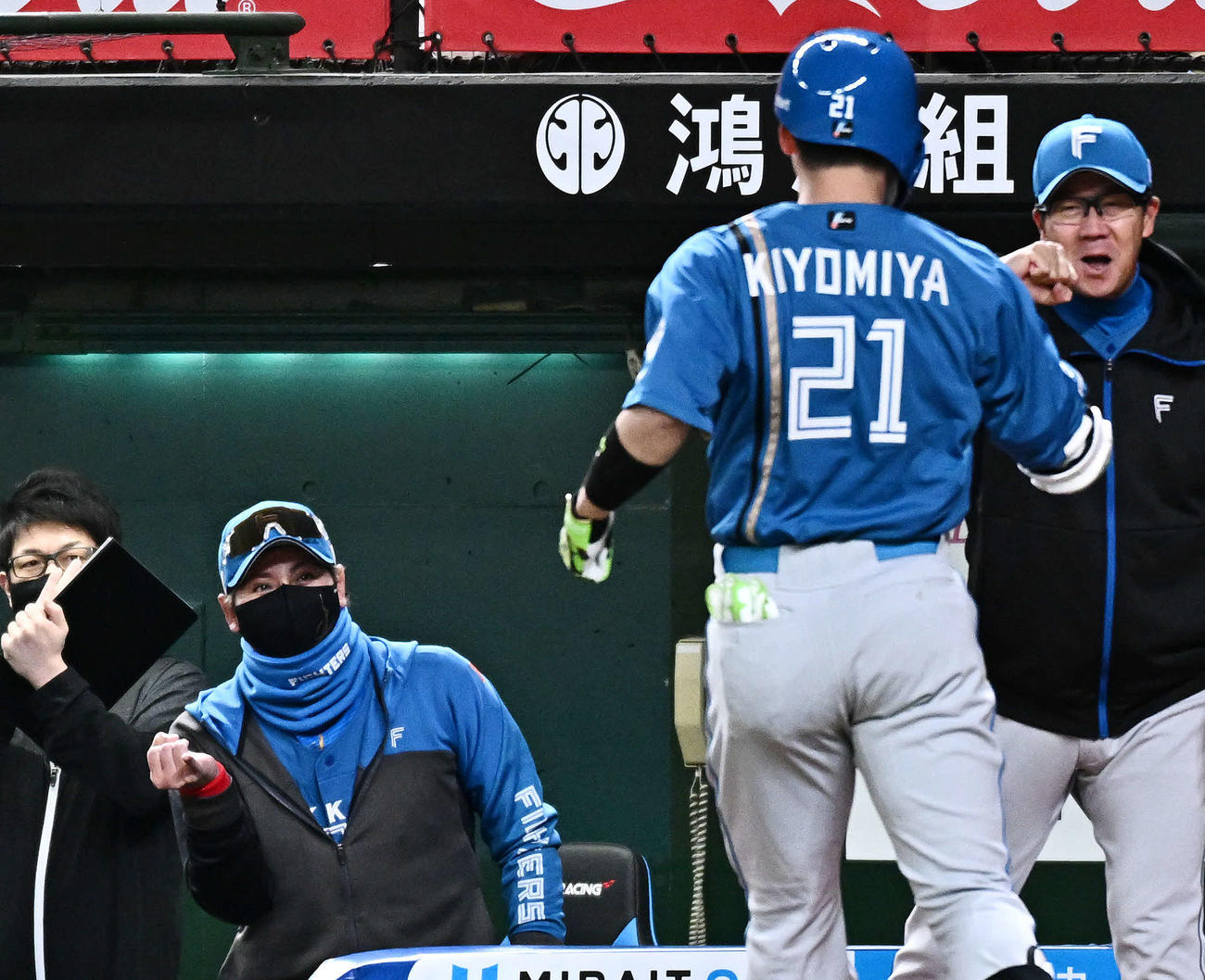 西武対日本ハム　7回表日本ハム無死、先制ソロ本塁打を放った清宮幸（手前）を迎える新庄監督（後方左から2人目）（撮影・滝沢徹郎）