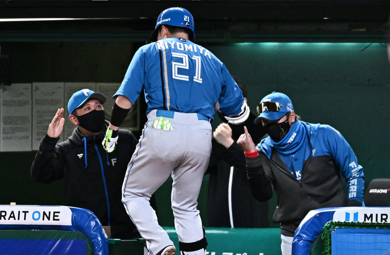 西武対日本ハム　7回表日本ハム無死、先制ソロ本塁打を放った清宮幸（手前）を迎える新庄監督（後方右）（撮影・滝沢徹郎）