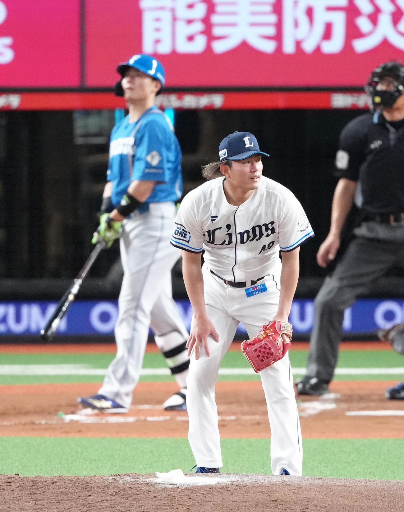 西武対日本ハム　7回表日本ハム無死、清宮幸（後方）に先制本塁打を浴びがっくりとする今井（撮影・足立雅史）