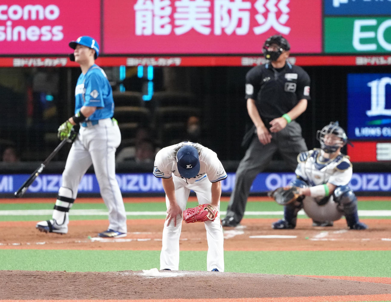西武対日本ハム　7回表日本ハム無死、清宮幸（後方左）に先制本塁打を浴びがっくりとする今井（撮影・足立雅史）