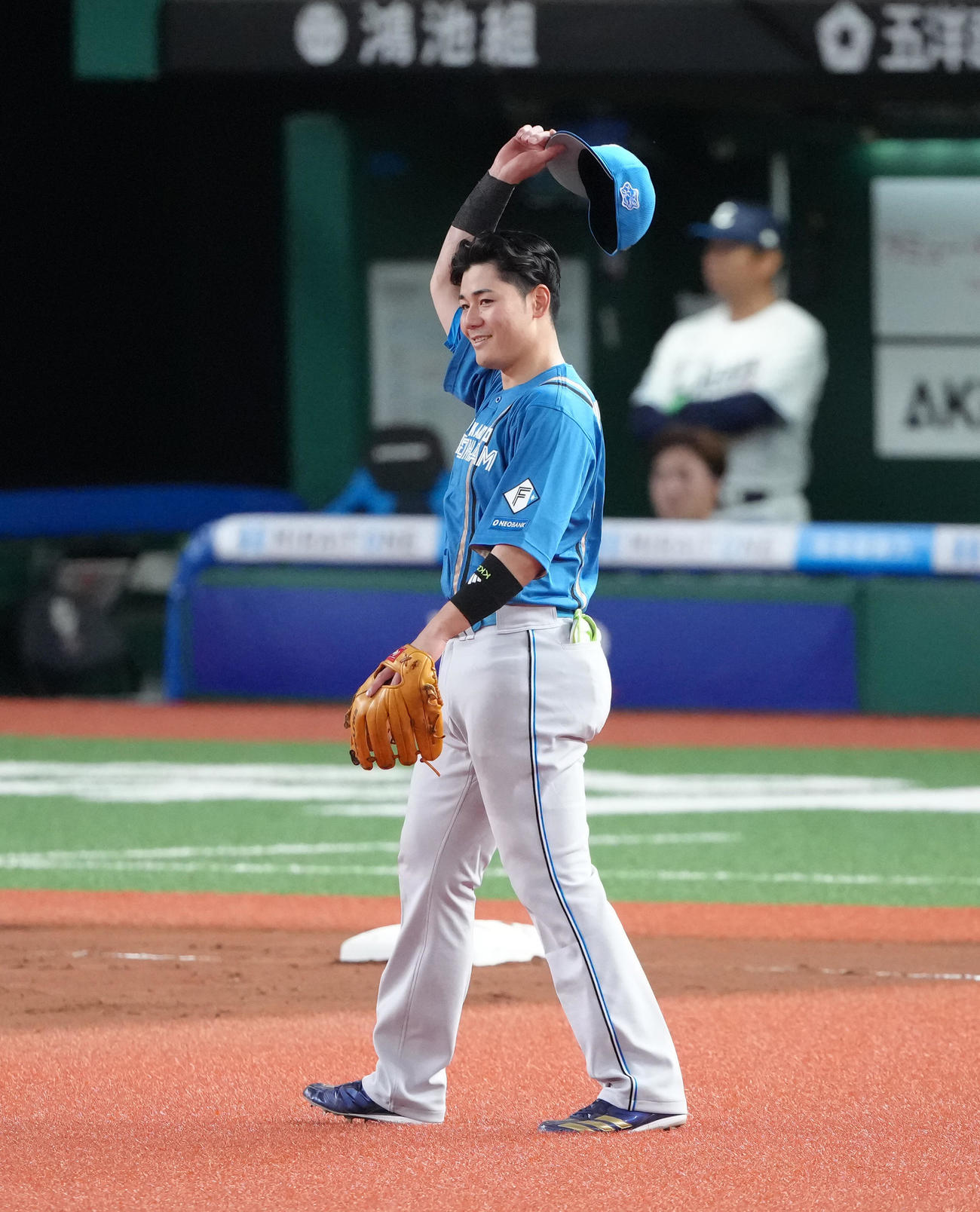 西武対日本ハム　7回に本塁打の日本ハム清宮幸はスタンドの声援に帽子を取って応える（撮影・足立雅史）