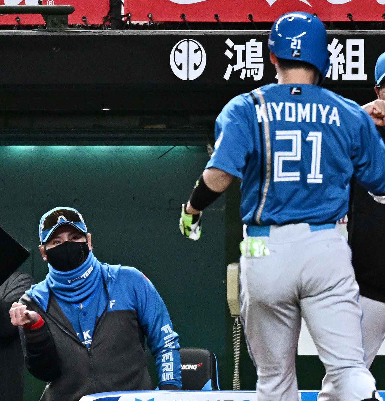 西武対日本ハム　7回表日本ハム無死、先制ソロ本塁打を放った清宮幸（手前）を迎える新庄監督（左）（撮影・滝沢徹郎）