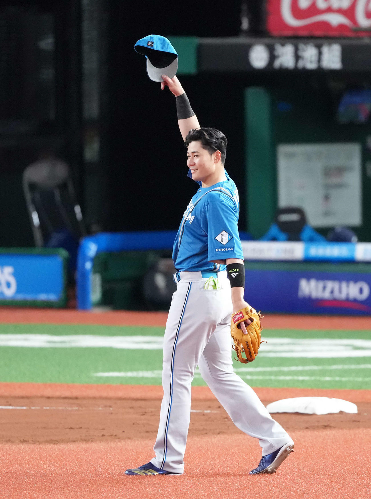 西武対日本ハム　7回に本塁打の日本ハム清宮幸はスタンドの声援に帽子を取って応える（撮影・足立雅史）