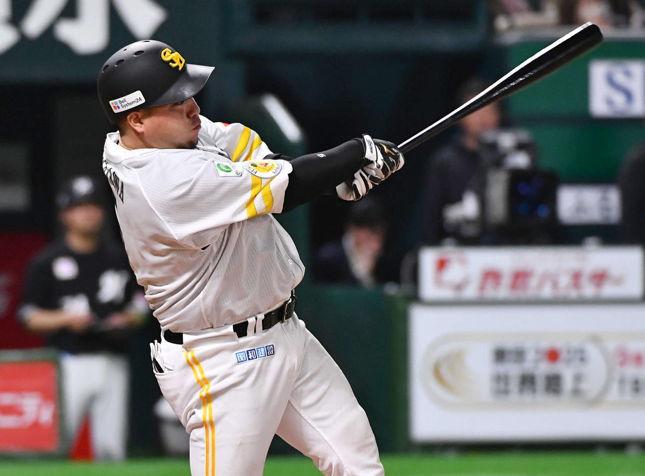ソフトバンク対ロッテ　3回裏ソフトバンク2死一、三塁、山川は先制の適時中二塁打を放つ（撮影・岩下翔太）