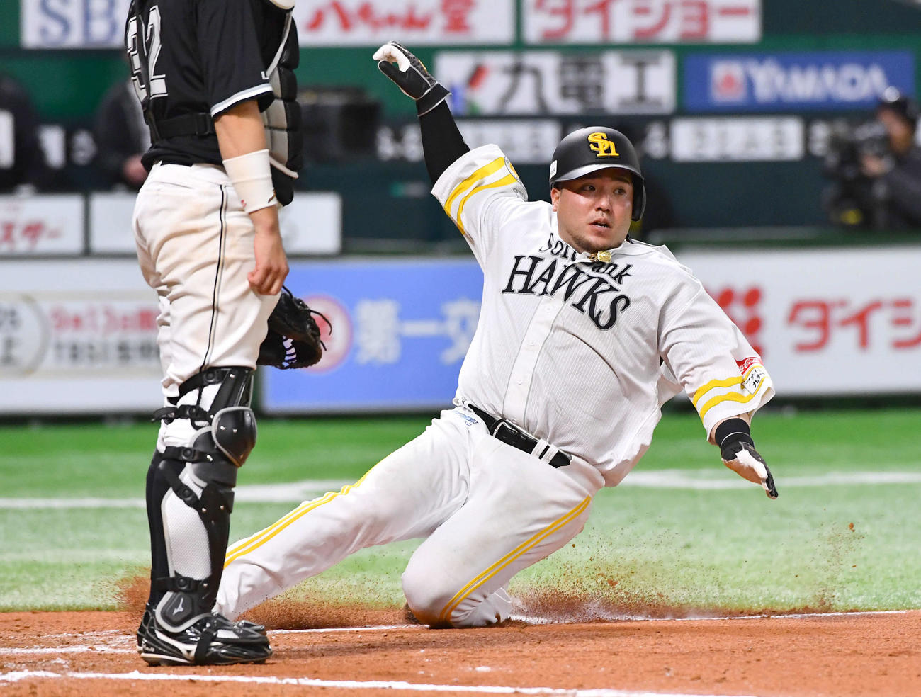 ソフトバンク対ロッテ　8回裏ソフトバンク1死一、三塁、今宮の右犠飛で生還する山川（撮影・岩下翔太）