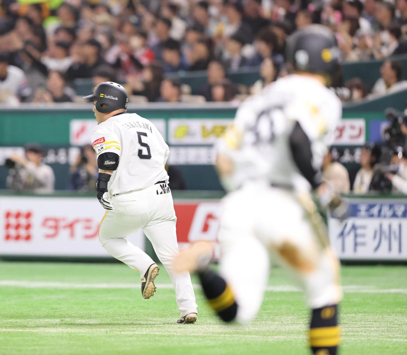 ソフトバンク対ロッテ　3回裏ソフトバンク2死一、三塁、山川は中越えに先制となる適時二塁打を放つ（撮影・梅根麻紀）