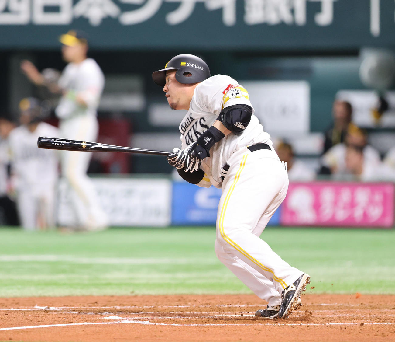 ソフトバンク対ロッテ　3回裏ソフトバンク2死一、三塁、山川は中越えに先制となる適時二塁打を放つ（撮影・梅根麻紀）