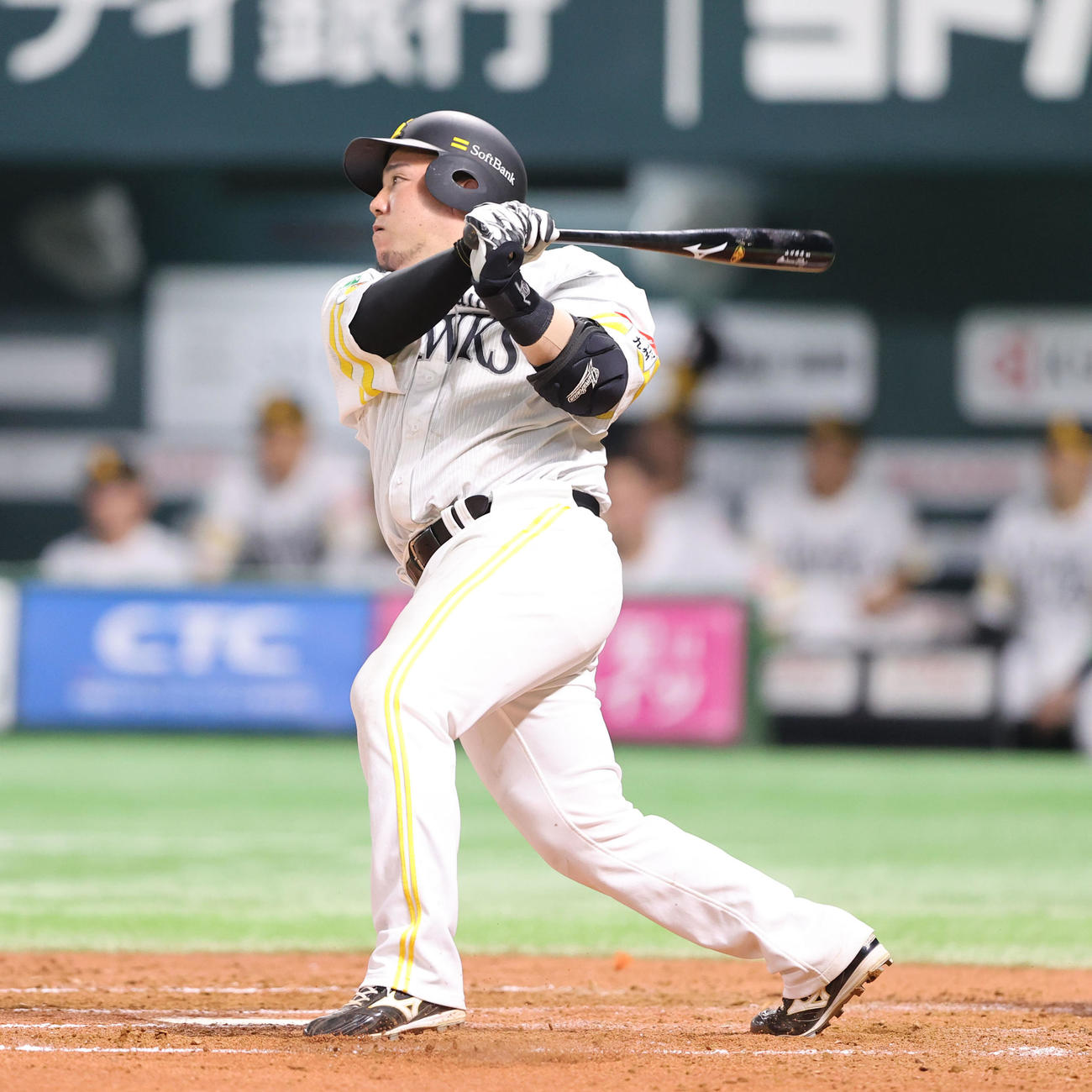 ソフトバンク対ロッテ　3回裏ソフトバンク2死一、三塁、山川は中越えに先制となる適時二塁打を放つ（撮影・梅根麻紀）