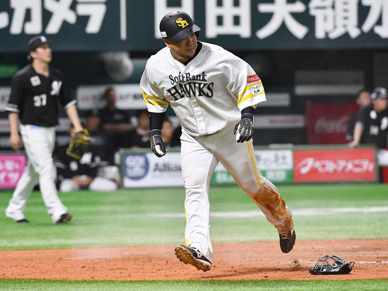 ソフトバンク対ロッテ　8回裏ソフトバンク1死一、三塁、今宮の右犠飛で生還した山川（撮影・岩下翔太）