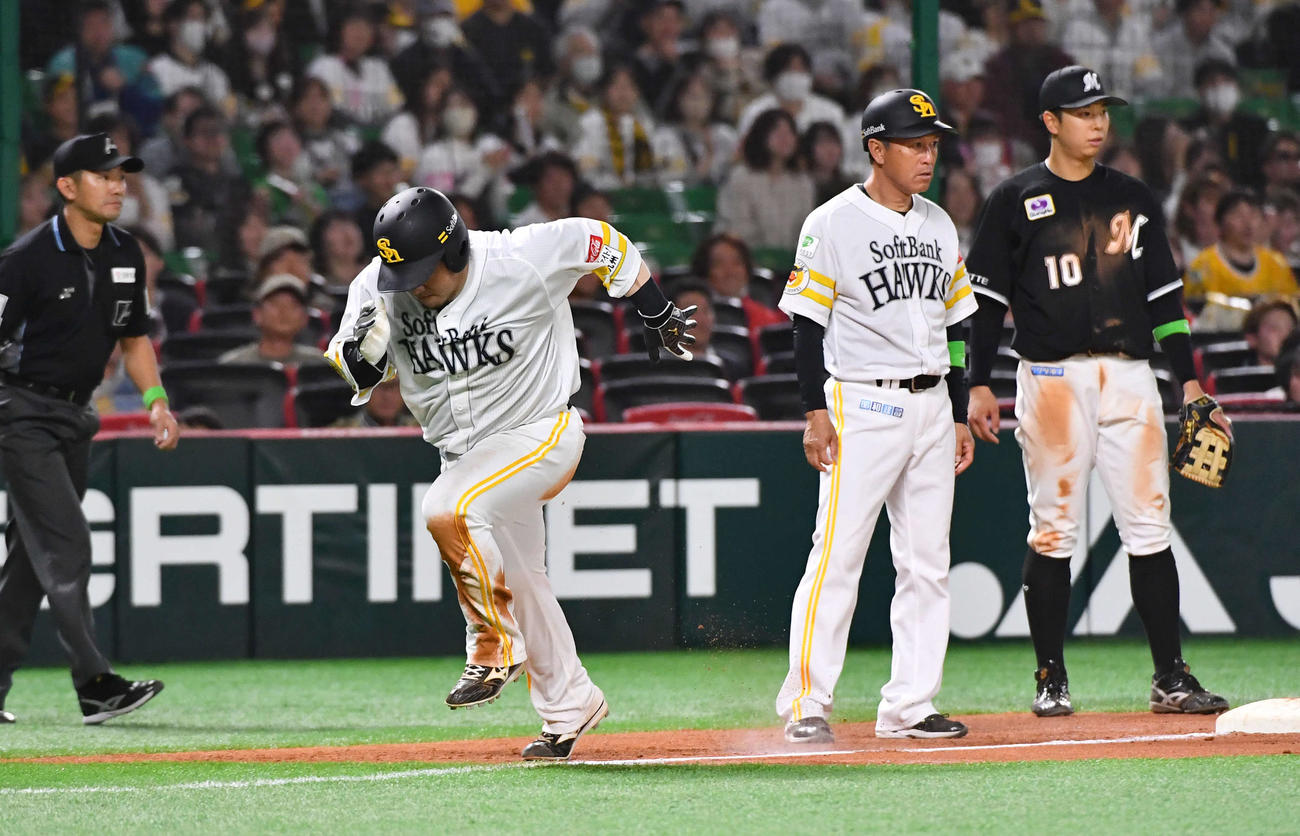 ソフトバンク対ロッテ　8回裏ソフトバンク1死一、三塁、今宮の右飛でタッチアップする山川（撮影・岩下翔太）