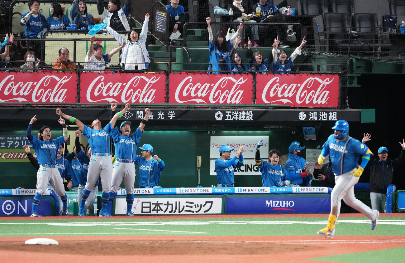 西武対日本ハム　9回表日本ハム2死、レイエス（右から2人目）のソロ本塁打に大喜びのベンチ。同3人目は新庄監督（撮影・足立雅史）