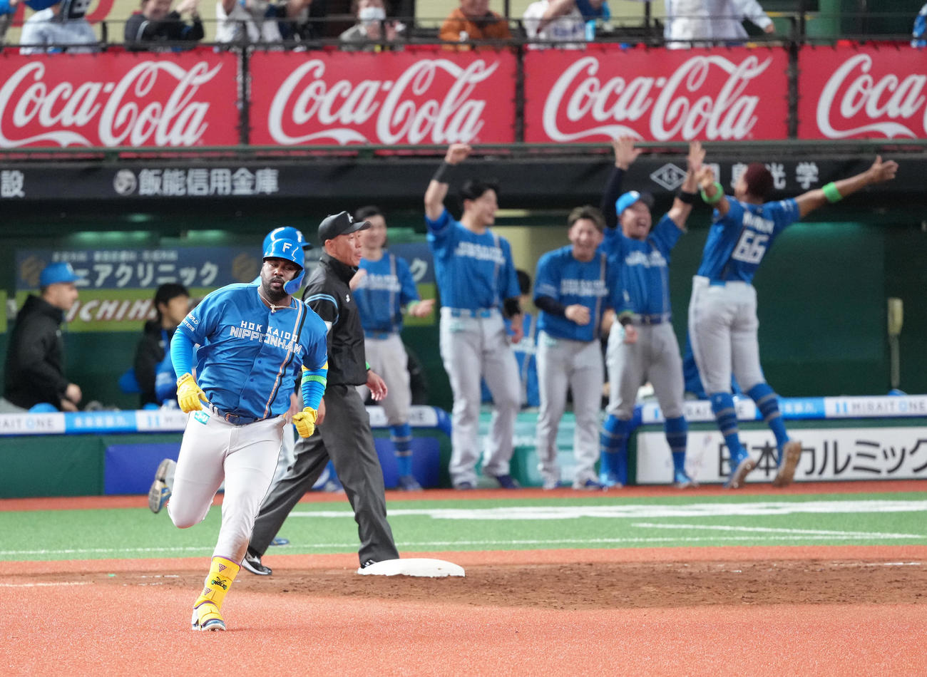 西武対日本ハム　9回表日本ハム2死、レイエスはソロ本塁打を放つ（撮影・足立雅史）