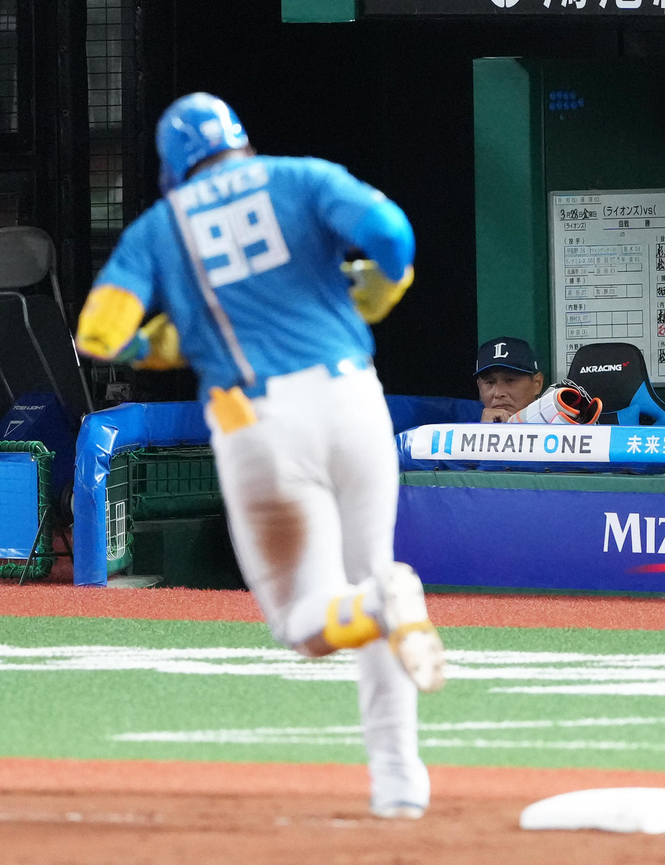 西武対日本ハム　9回表日本ハム2死、ソロ本塁打を放ったレイエス（手前）を厳しい表情で見つめる西武西口監督（撮影・足立雅史）