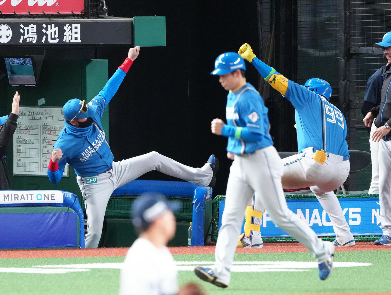 西武対日本ハム　9回表日本ハム2死、ソロ本塁打を放ったレイエス（右）とポーズを決める新庄監督（撮影・足立雅史）