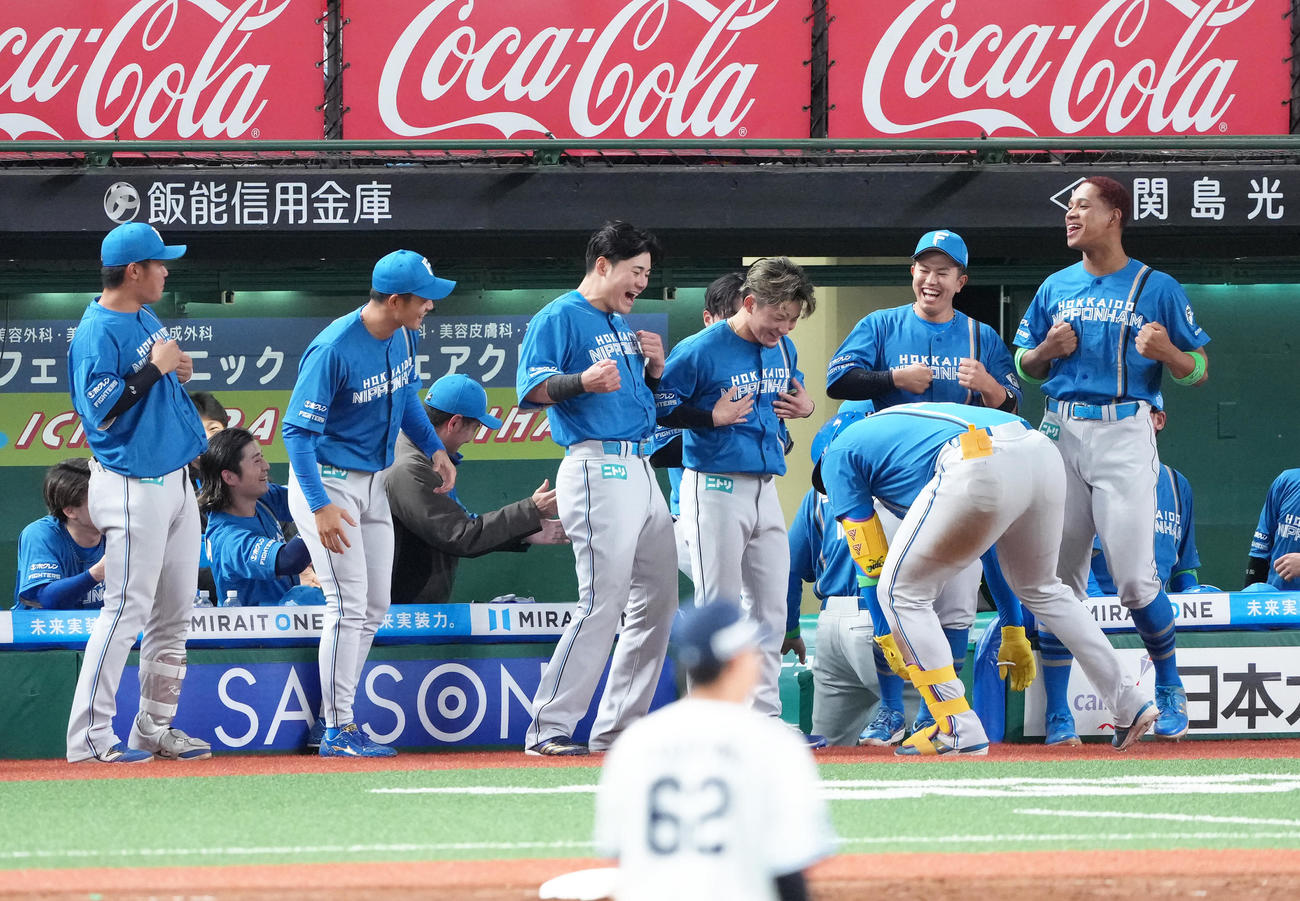 西武対日本ハム　9回表日本ハム2死、ソロ本塁打を放ったレイエス（手前右を「ゴリラポーズ」で迎えるナイン（撮影・足立雅史）