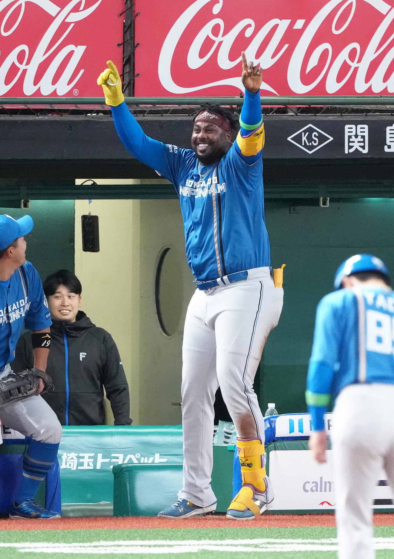 西武対日本ハム　9回表日本ハム2死、ソロ本塁打を放ったレイエスはスタンドの声援に笑顔（撮影・足立雅史）