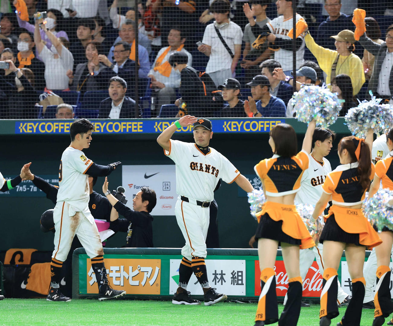 巨人対ヤクルト　開幕戦をサヨナラ勝利で飾り、スタンドの声援に敬礼する巨人阿部監督（撮影・浅見桂子）