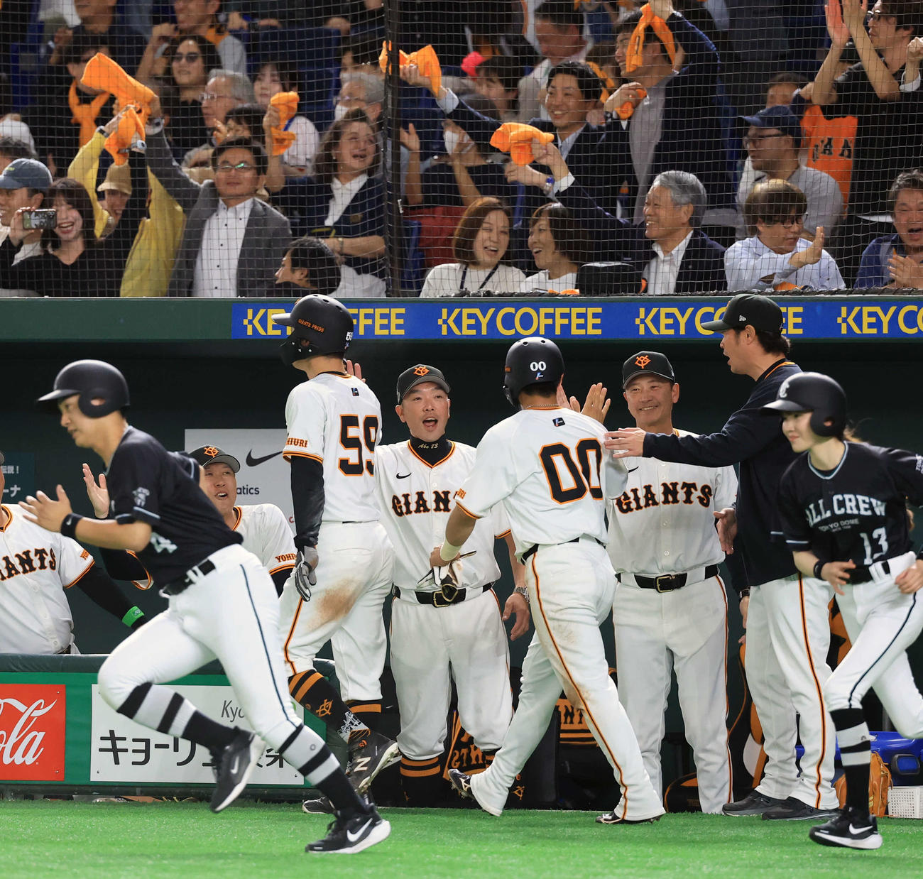 巨人対ヤクルト　9回裏巨人1死満塁、吉川の2点同点適時打で生還した若林（手前）らを迎える阿部監督（中央）（撮影・浅見桂子）