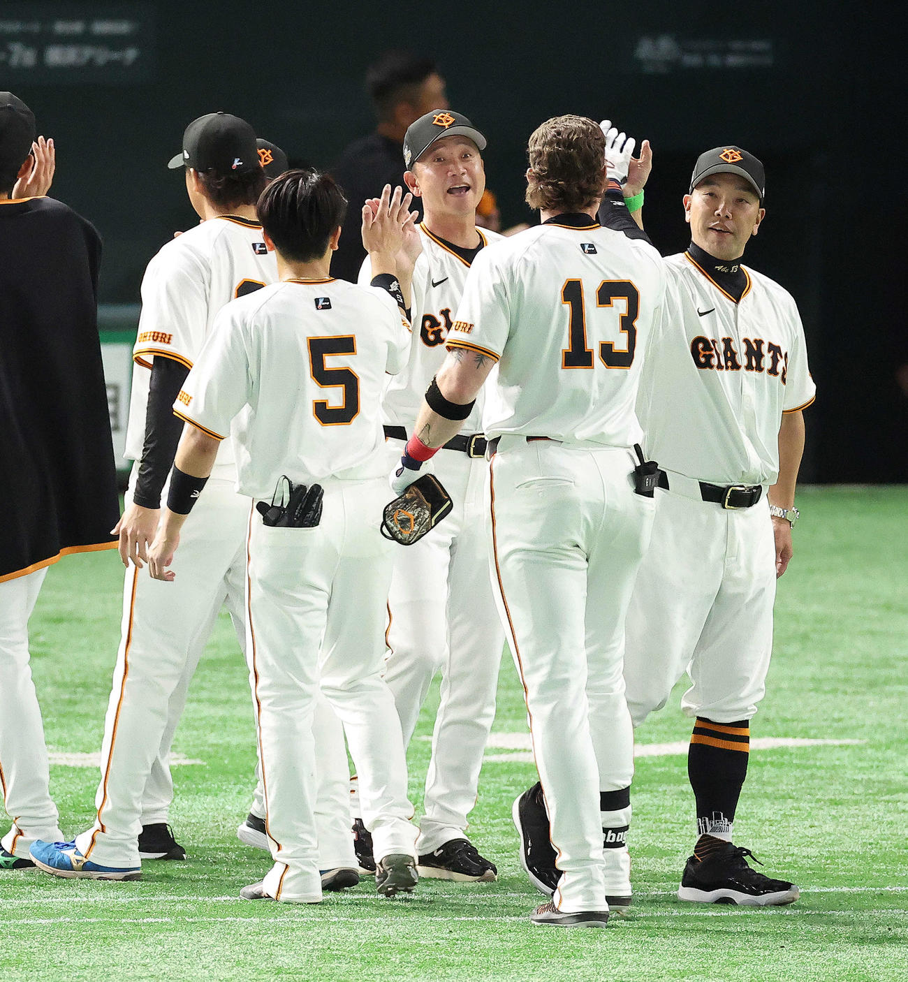 巨人対ヤクルト　ヤクルトに勝利し、キャベッジ（手前右）らナインを迎える阿部監督（右）（撮影・河田真司）