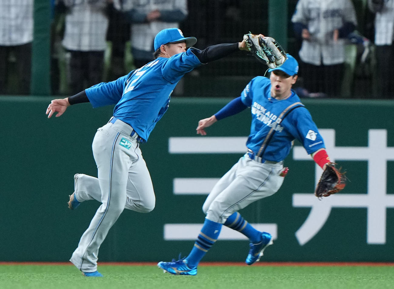 西武対日本ハム　7回裏西武無死、セデーニョの打球を好捕する矢沢。右は五十幡（撮影・横山健太）