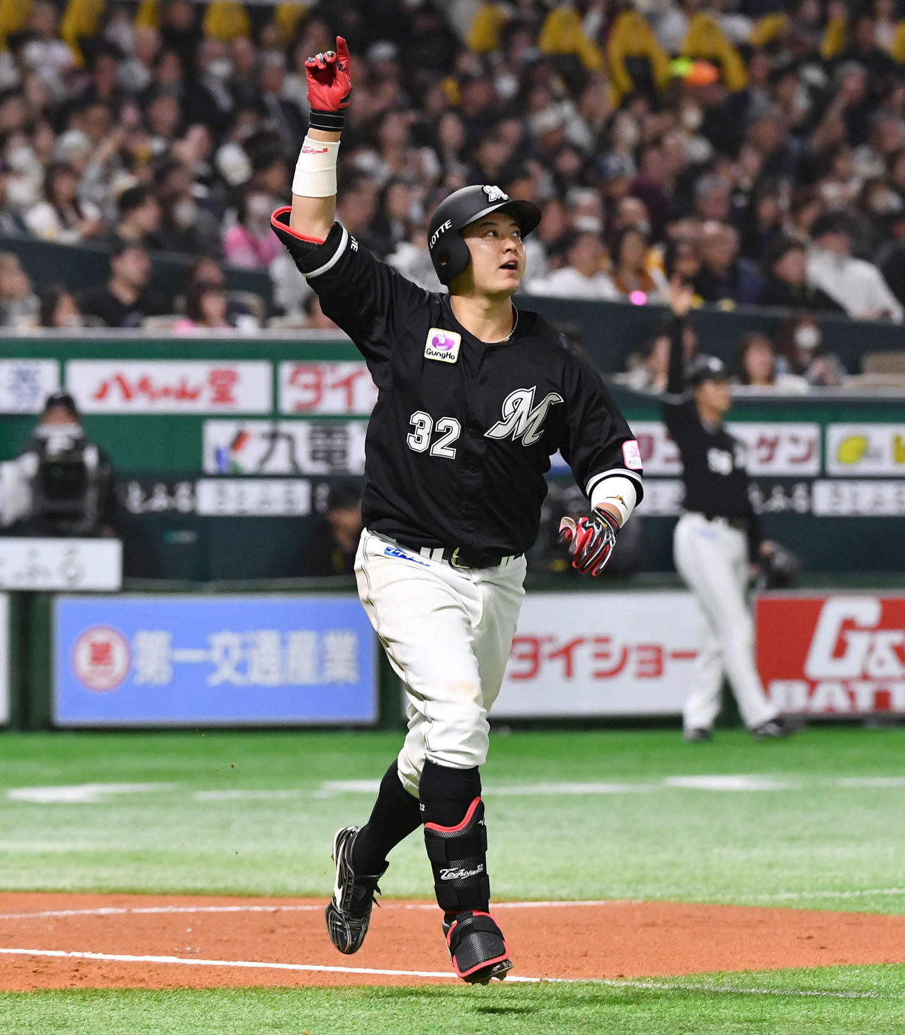 ソフトバンク対ロッテ　6回表ロッテ2死一塁、右越え2点本塁打を放ち、右手を突き上げる佐藤（撮影・岩下翔太）