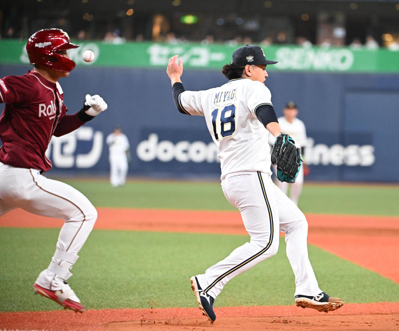 オリックス対楽天　8回表楽天無死、辰己涼介に一塁内野安打を浴びる宮城（撮影・和賀正仁）