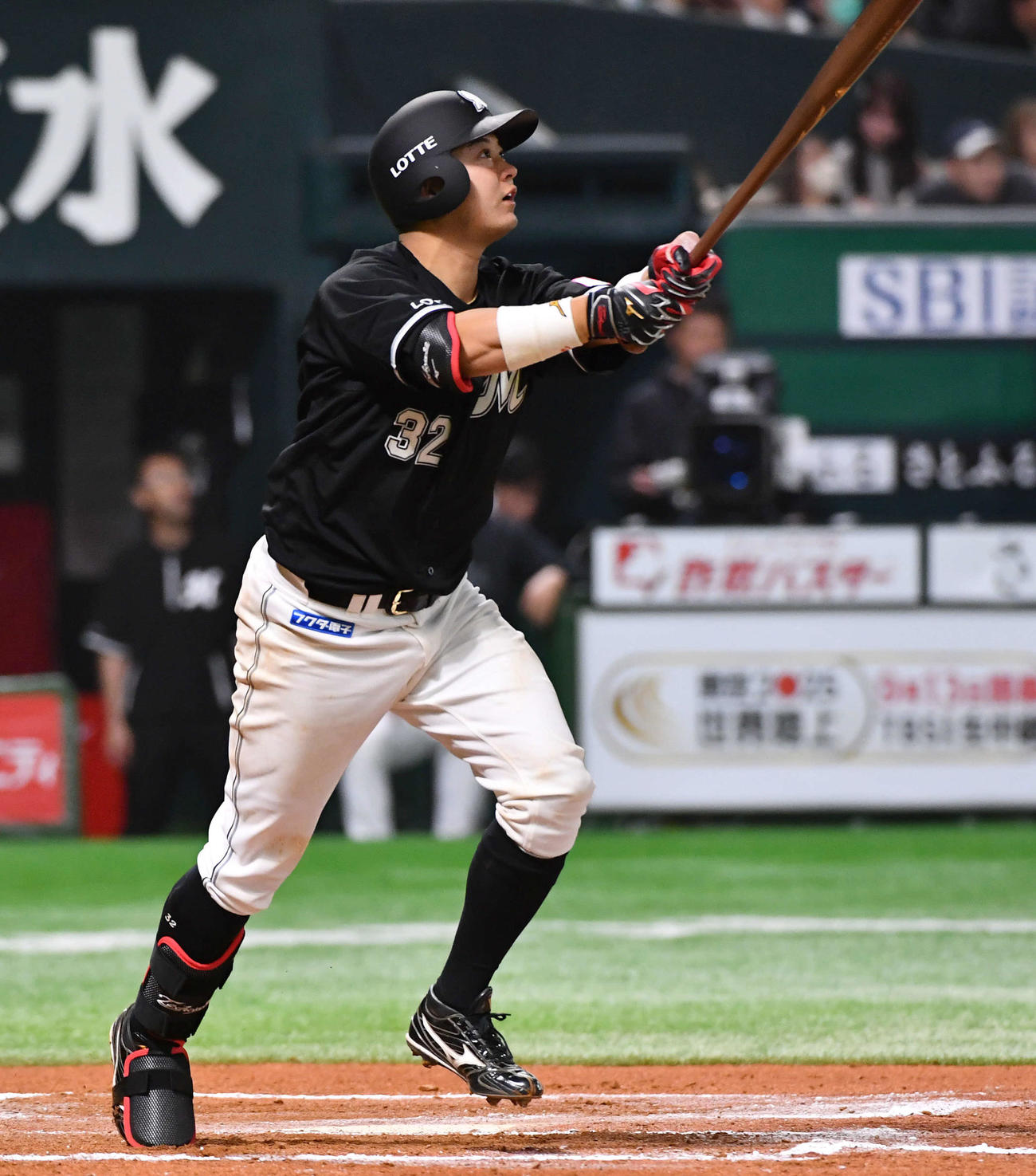 ソフトバンク対ロッテ　6回表ロッテ2死一塁、佐藤は右越え2点本塁打を放つ（撮影・岩下翔太）