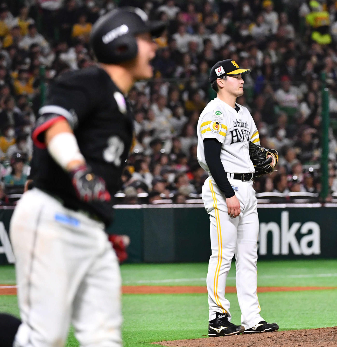 ソフトバンク対ロッテ　6回表ロッテ2死一塁、佐藤（左）に右越え2点本塁打を打たれた有原（撮影・岩下翔太）