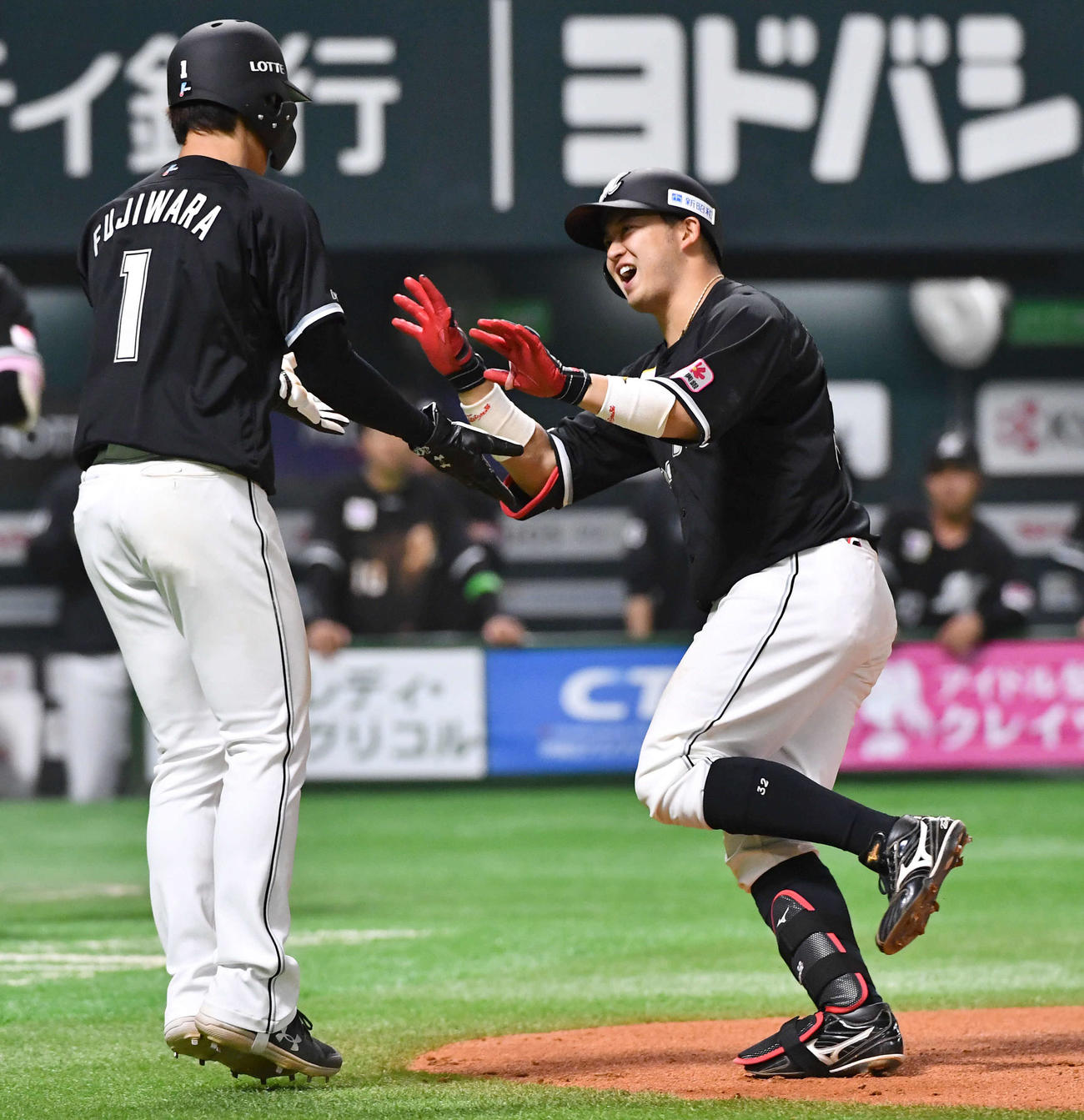 ソフトバンク対ロッテ　6回表ロッテ2死一塁、右越え2点本塁打を放った佐藤（右）は、藤原と笑顔でタッチを交わす（撮影・岩下翔太）