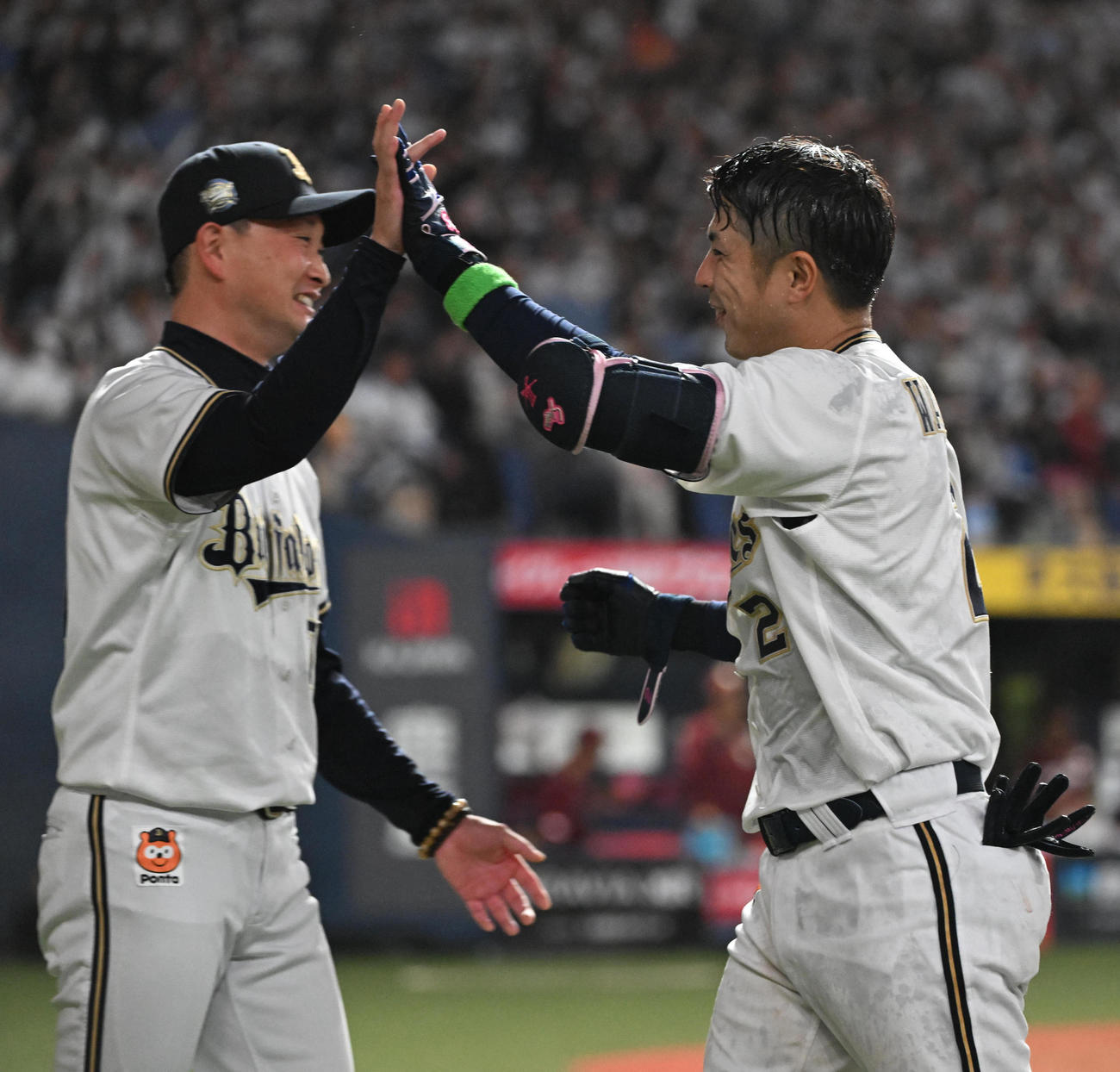 オリックス対楽天　9回裏オリックス2死二塁、サヨナラ打を放った若月（右）とハイタッチするオリックス岸田監督（撮影・和賀正仁）