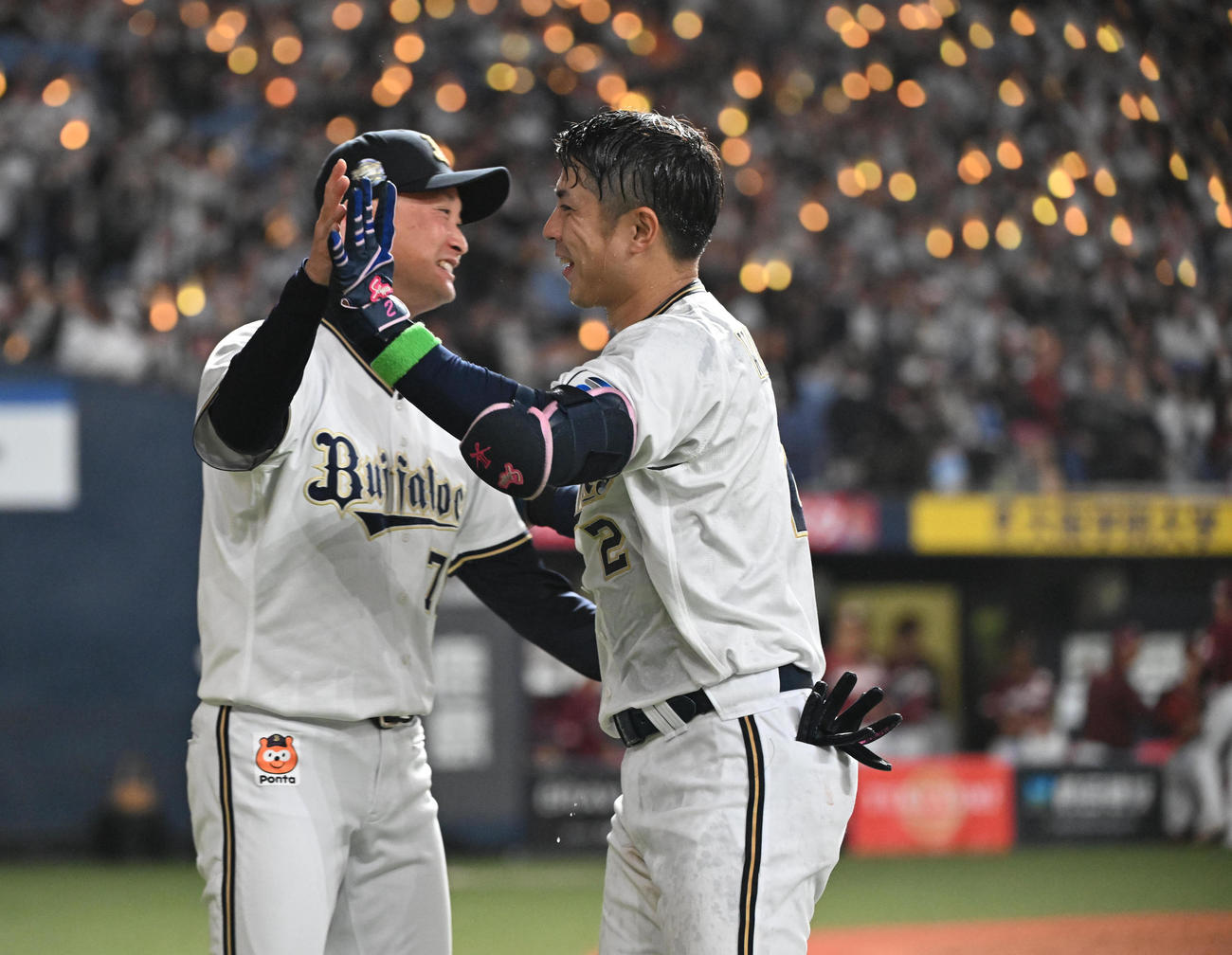 オリックス対楽天　9回裏オリックス2死二塁、サヨナラ打を放った若月（右）と抱き合うオリックス岸田監督（撮影・和賀正仁）