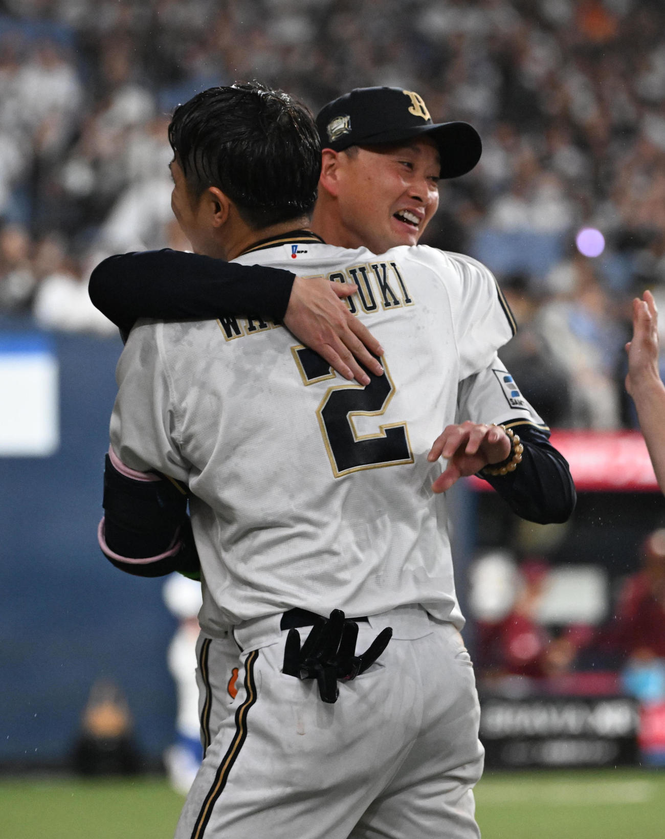 オリックス対楽天　9回裏オリックス2死二塁、サヨナラ打を放ったオリックス若月（左）と抱き合う岸田監督（撮影・和賀正仁）