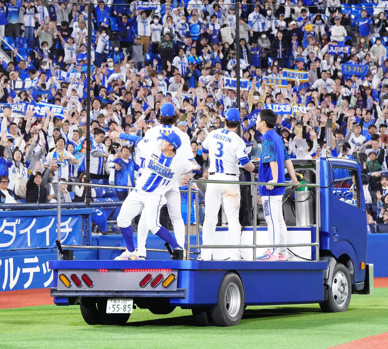 DeNA対中日　試合後、場内1周する東（左端）らDeNAの選手たち（撮影・江口和貴）