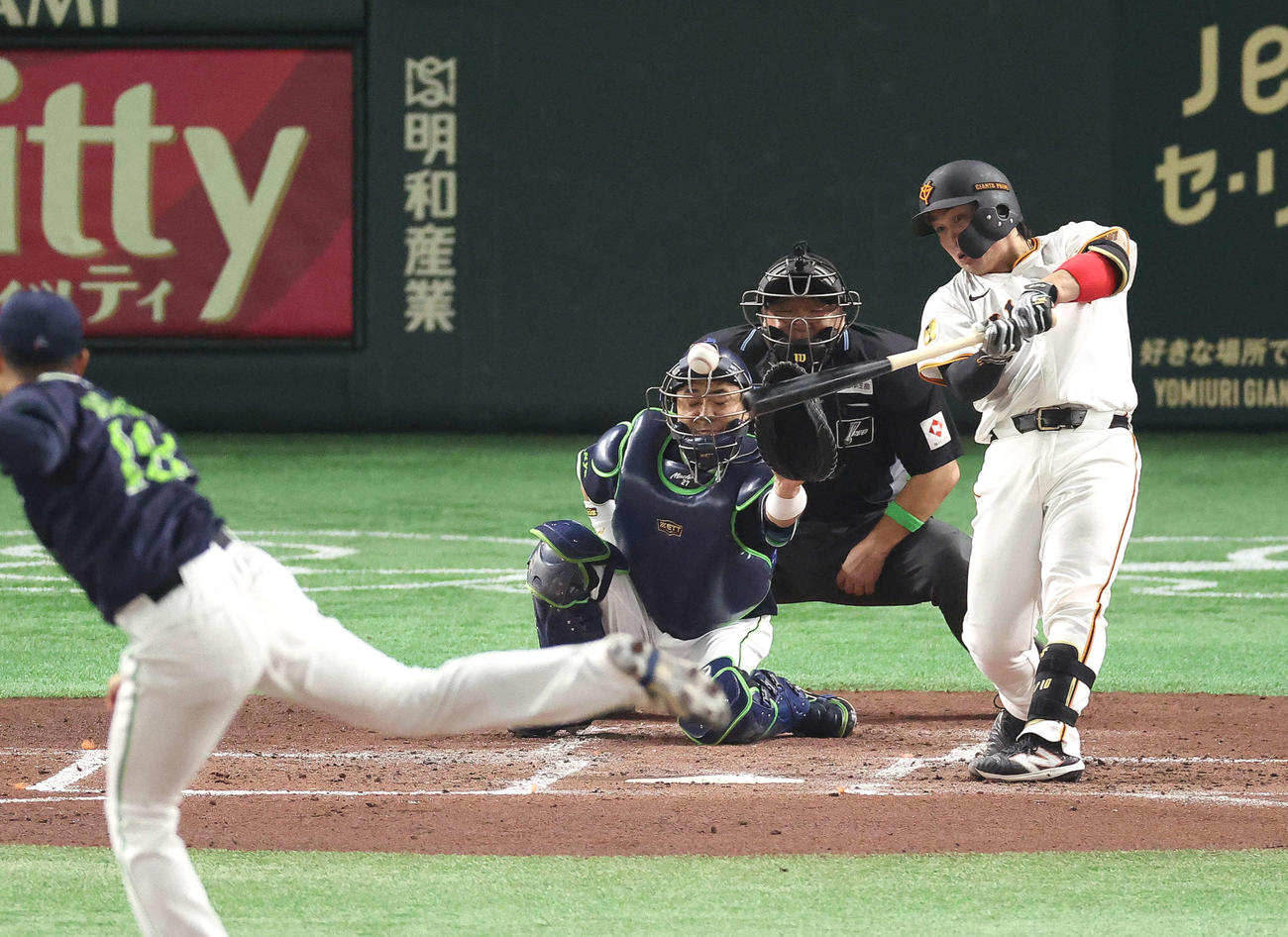 巨人対ヤクルト　2回裏巨人1死一、右前打を放つ甲斐。投手奥川（撮影・河田真司）